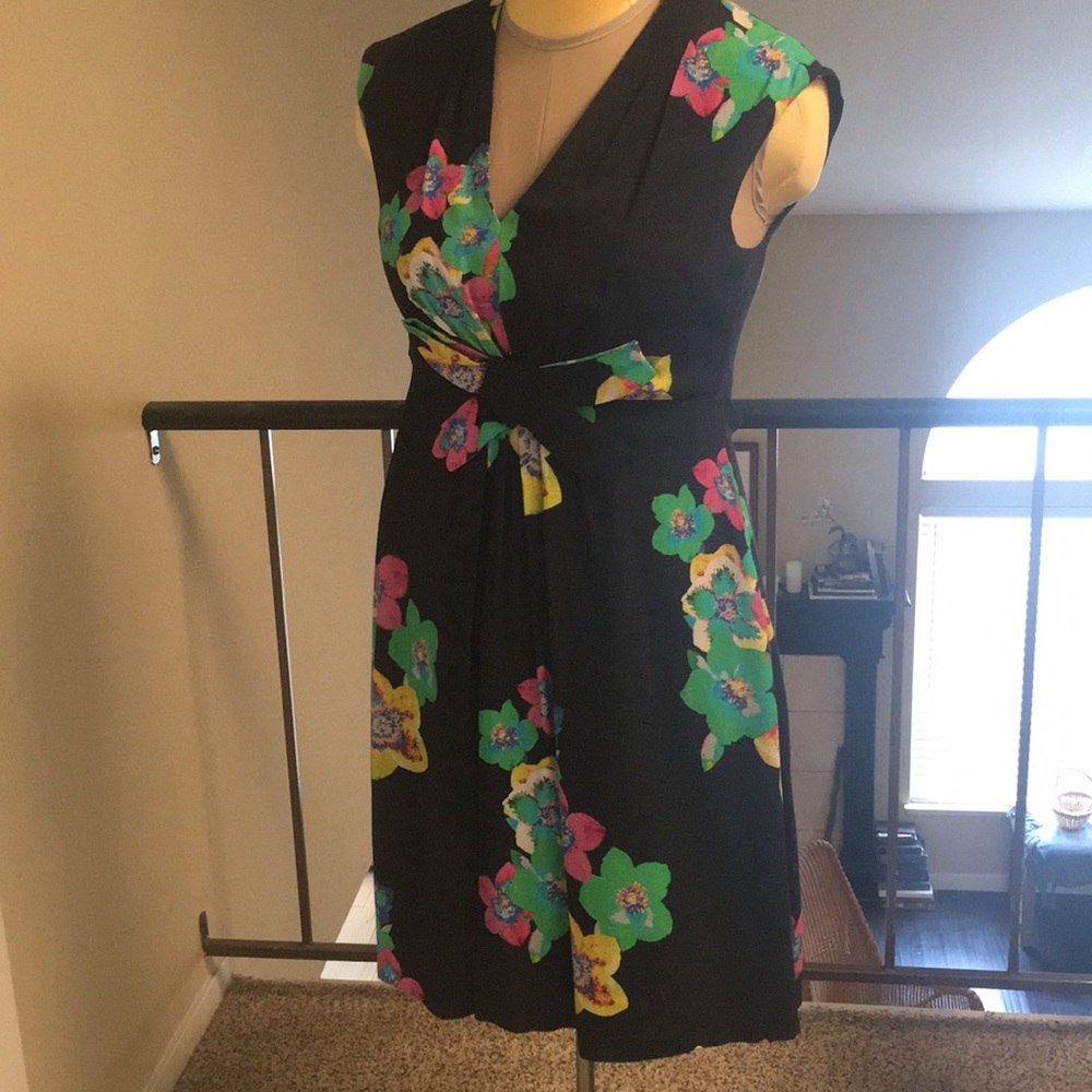 Empire-waist, front bow, keyhole back and pockets!